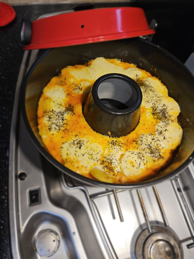 Potatis och köttfärssåsgratäng i omnia.